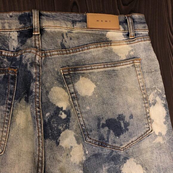 Men's MNML Distressed Acid Wash Denim Jeans - Picture 5 of 6